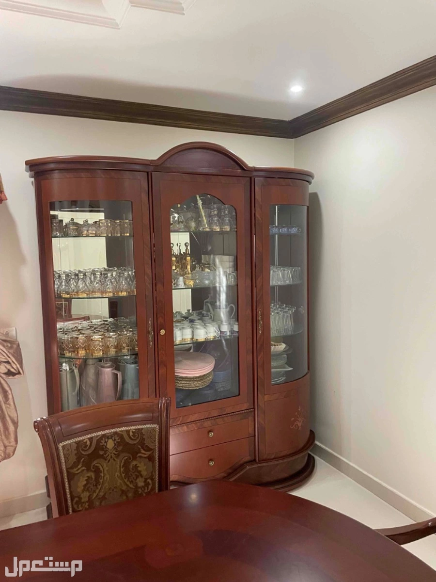 غرفة طعام فخمة وكلاسيكية في الرياض بسعر 5 آلاف ريال سعودي