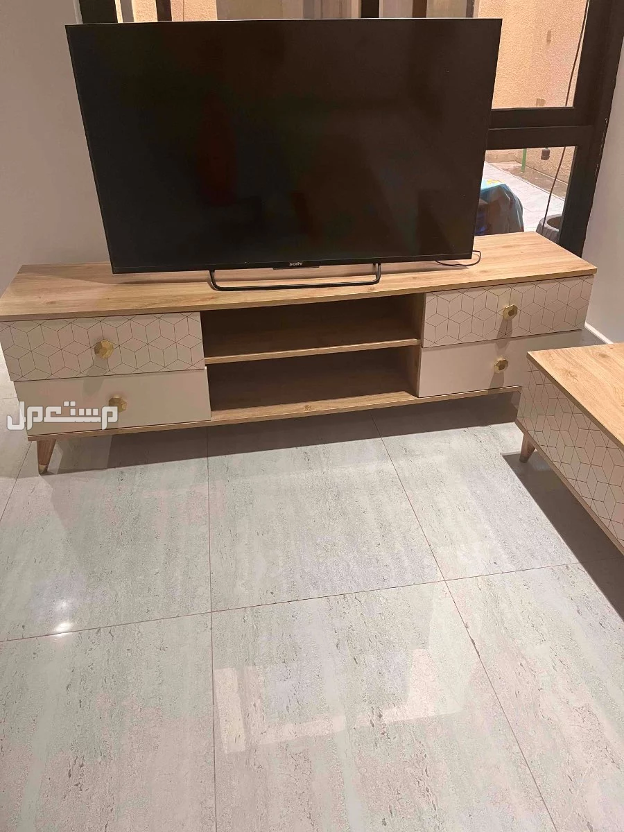 طاوله تلفزيون وقهوه مع شاشه في الرياض بسعر 400 ريال سعودي