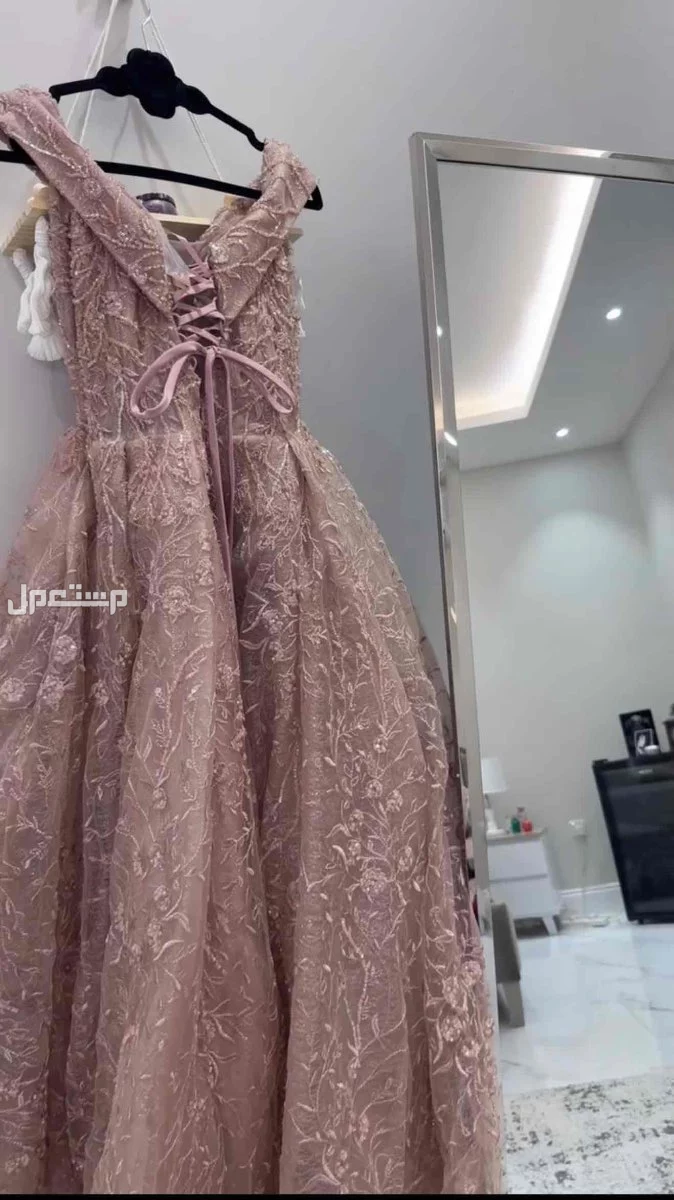 فستان للبيع جديد بسعر 1200 اللون نود لايوجد فيه عيوب