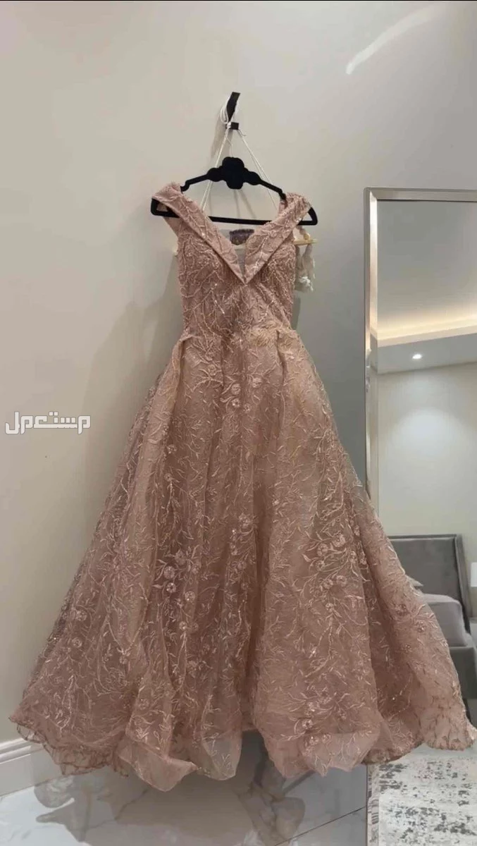 فستان للبيع جديد بسعر 1200 اللون نود لايوجد فيه عيوب
