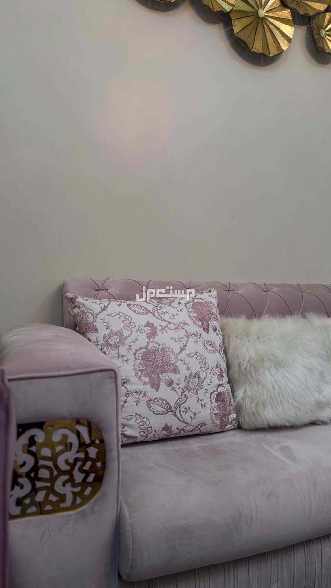 مجلس نسائي كامل كنب وطاولة وستارة ب 3 الاف فقط  في ينبع البحر بسعر 3 آلاف ريال سعودي