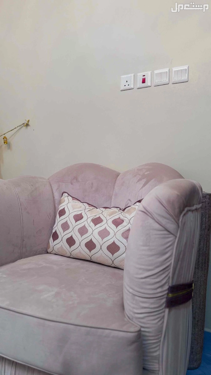 مجلس نسائي كامل كنب وطاولة وستارة ب 3 الاف فقط  في ينبع البحر بسعر 3 آلاف ريال سعودي