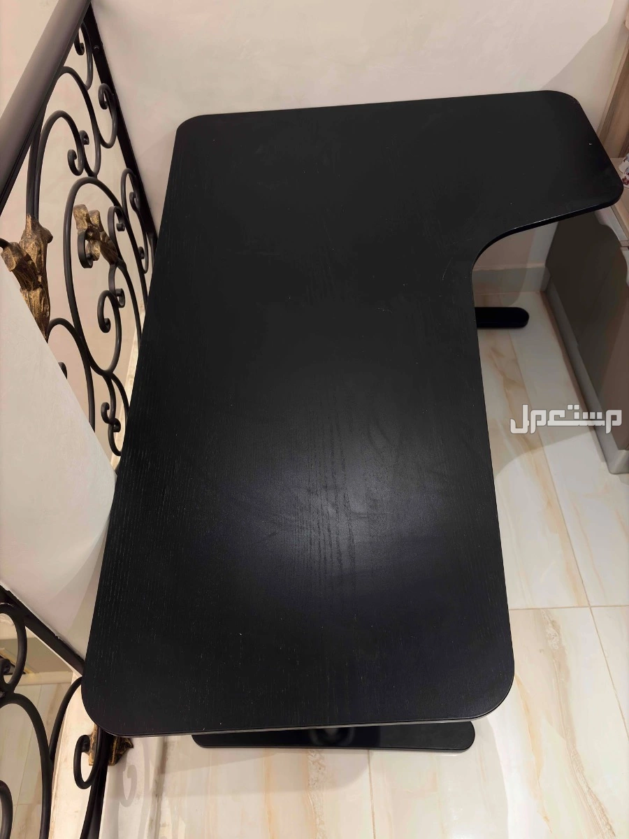 طاولة قيمنق سوداء بسعر 600 في الرياض
