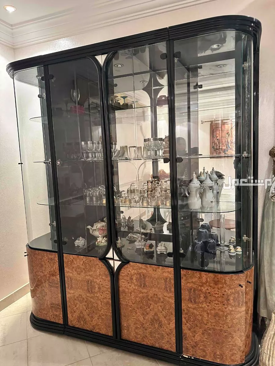‏بوفيه سفره جزاز سليم بحالة ممتازة جدا للبيع في مدينة جدة حي طيبة جاهز للتسلية فوري مع جميع محتوياته الداخلية من تحف وإنتي كات