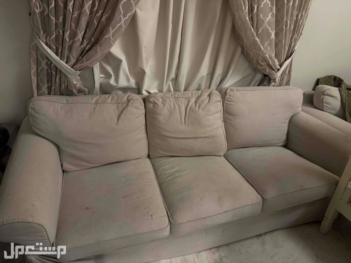 اثاث مستعمل سرير اطفال وكنب وغساله ملابس وصحون كنبه 3 جلسات من ايكيا واحد جمب طايح وفيه القطعه