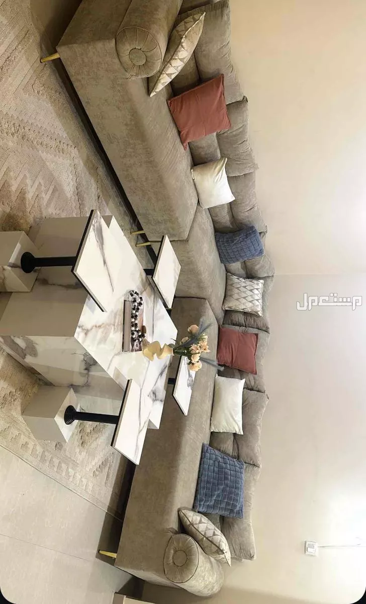 للبيع كنب وطاولة شبه جديد قماش شانيل بسعر2000