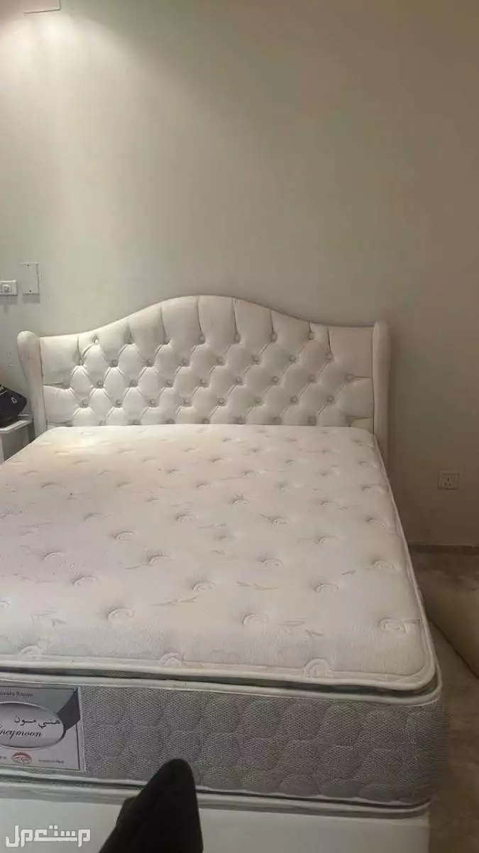 سرير 160 ×200مع مرتبه من sweet dreams مريجة جداا ب 2000 ريال .