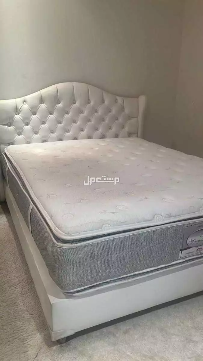 سرير 160 ×200مع مرتبه من sweet dreams مريجة جداا ب 2000 ريال .