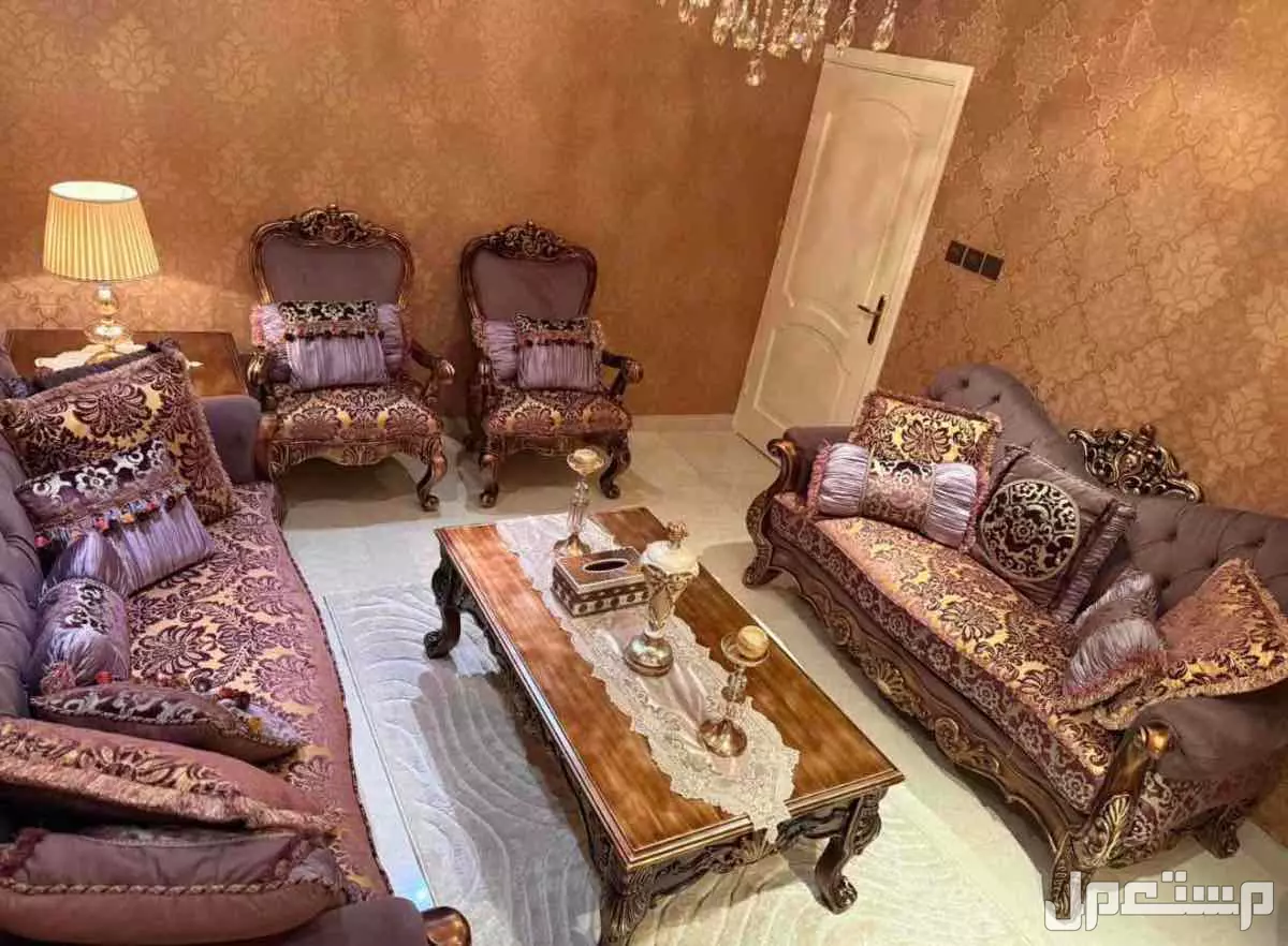 للبيع طقم كنب فاخر كلاسيك من المطلق