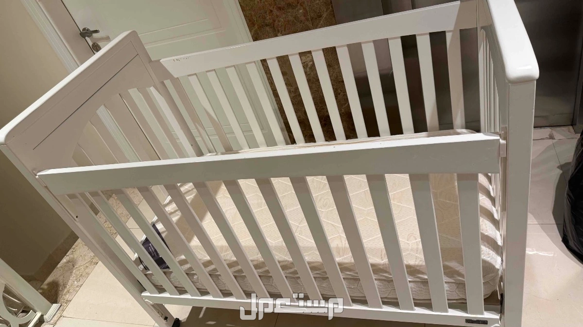 سرير اطفال مستعمل  للبيع خشبه ممتاز
