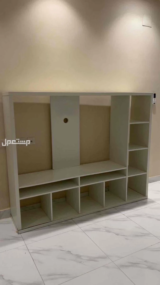 طاولة تلفزيون مع ارفف من ايكيا نظيفه جداً واستخدام بسيط