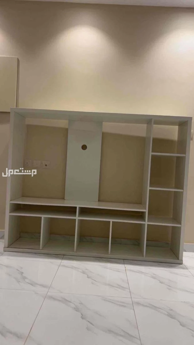 طاولة تلفزيون مع ارفف من ايكيا نظيفه جداً واستخدام بسيط