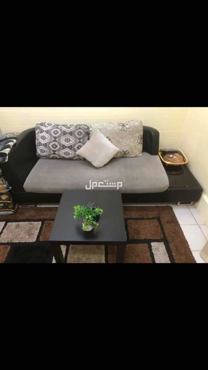 اريكة صوفا كنبه من ايكيا بحالة ممتازه مع سجاده وطاوله مع الخديدات والاكسسوارات
