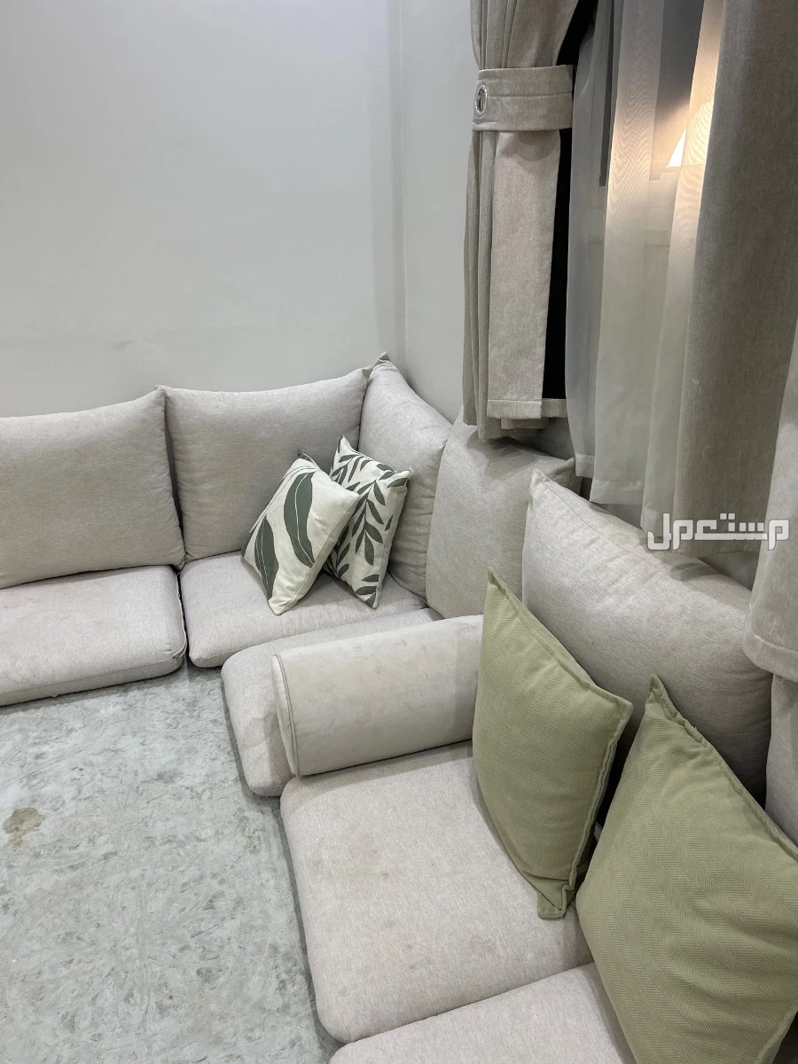 جلسة أرضية مريحة وكاملة للبيع ‼️ وسائد كثيرة، قابلة للفك والغسيل، وسعرها مناسب للي يدور الجودة والراحة في الرياض