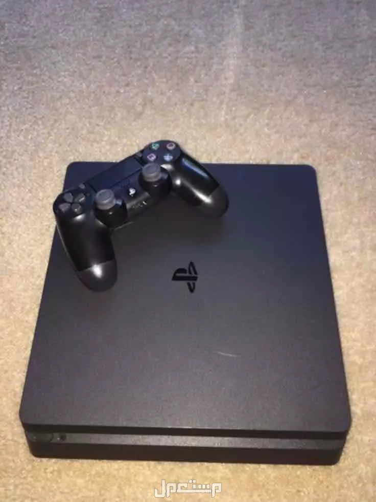 سوني 4 نظيف معه درعين فقط مع شاحنها USB وكيبل تشغيل السوني كما موضح بالصوره معاه ثلاث اشرطه موجوده ب الاعلان الثاني والحساب ايضاً فيه العاب من ضمنهم قراند والبيع ل أعلى سوم