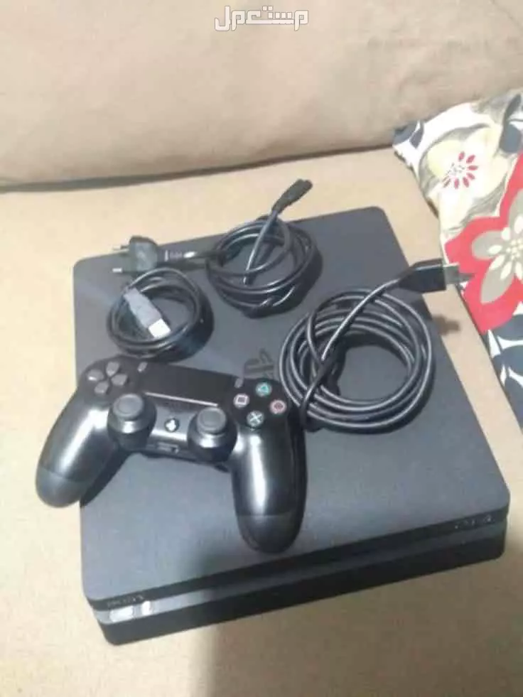 سوني 4 نظيف معه درعين فقط مع شاحنها USB وكيبل تشغيل السوني كما موضح بالصوره معاه ثلاث اشرطه موجوده ب الاعلان الثاني والحساب ايضاً فيه العاب من ضمنهم قراند والبيع ل أعلى سوم