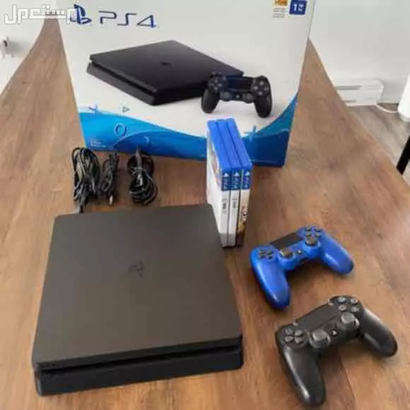 سوني 4 نظيف معه درعين فقط مع شاحنها USB وكيبل تشغيل السوني كما موضح بالصوره معاه ثلاث اشرطه موجوده ب الاعلان الثاني والحساب ايضاً فيه العاب من ضمنهم قراند والبيع ل أعلى سوم