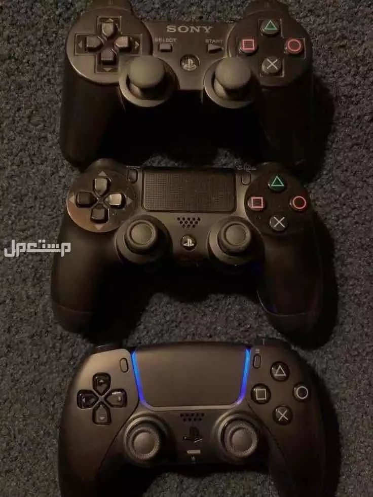 سوني 4 نظيف معه درعين فقط مع شاحنها USB وكيبل تشغيل السوني كما موضح بالصوره معاه ثلاث اشرطه موجوده ب الاعلان الثاني والحساب ايضاً فيه العاب من ضمنهم قراند والبيع ل أعلى سوم