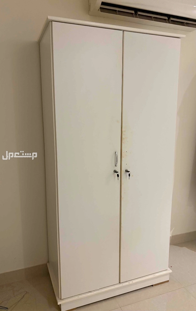 للبيع سرير و كومودينه مع تسريحه ودولاب في الرياض بسعر 300
