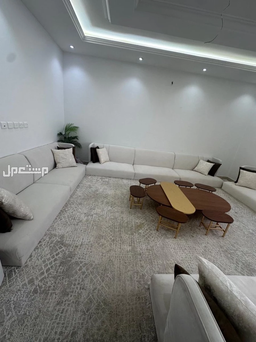 للبيع كنب مجلس نظيف جداً نادراً نستخدمه