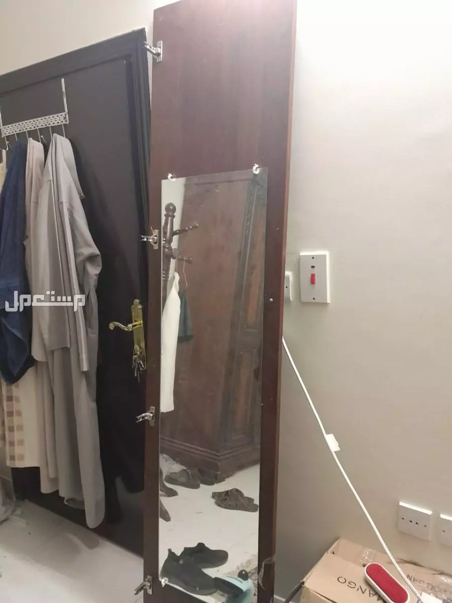 كنب ودولاب ملابس وطاولة طعام مع الكراسي وطاولات شاي بسعر 750 ريال.