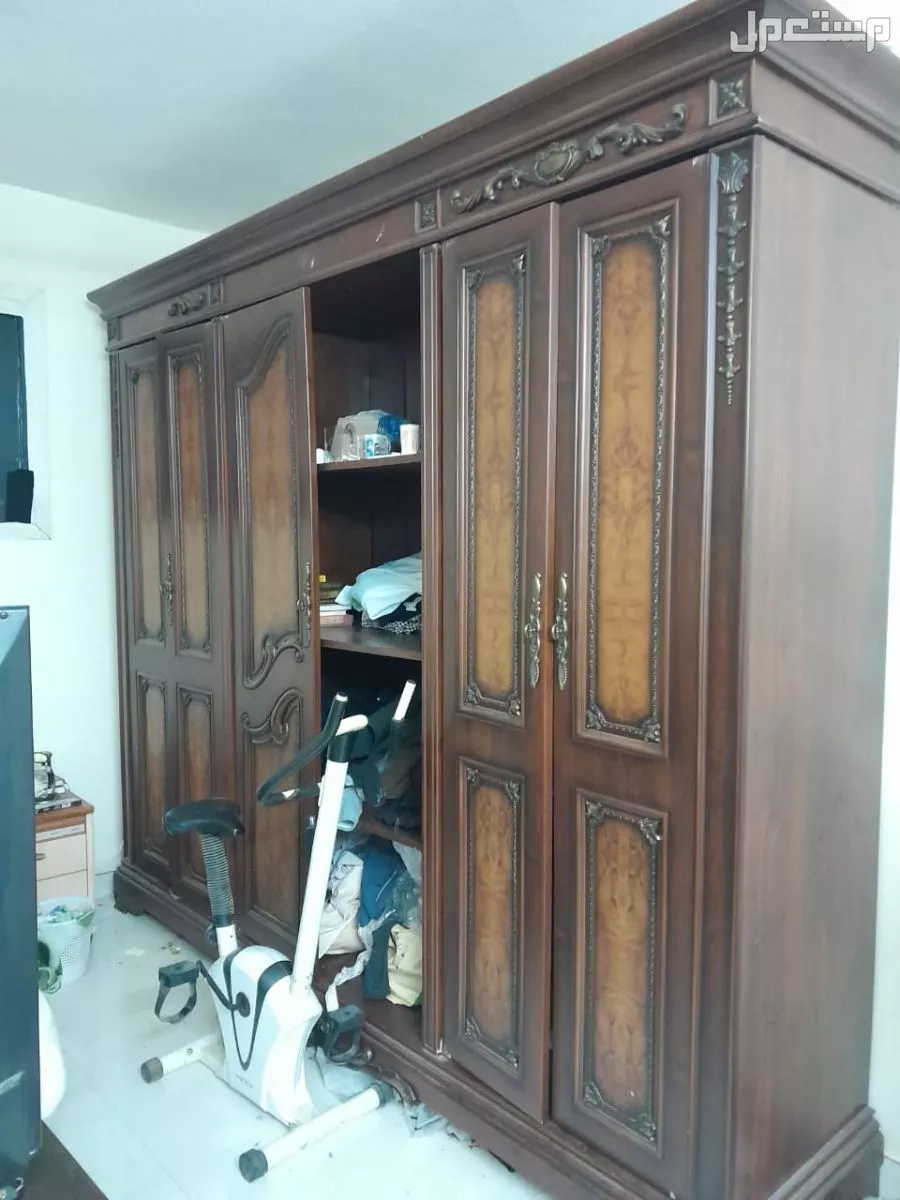 كنب ودولاب ملابس وطاولة طعام مع الكراسي وطاولات شاي بسعر 750 ريال.