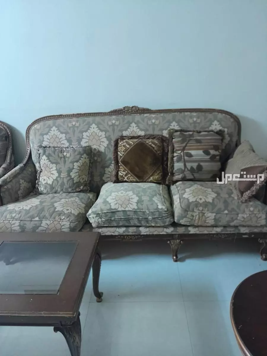 كنب ودولاب ملابس وطاولة طعام مع الكراسي وطاولات شاي بسعر 750 ريال.