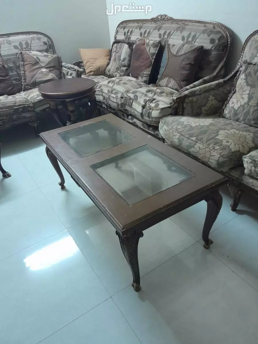 كنب ودولاب ملابس وطاولة طعام مع الكراسي وطاولات شاي بسعر 750 ريال.