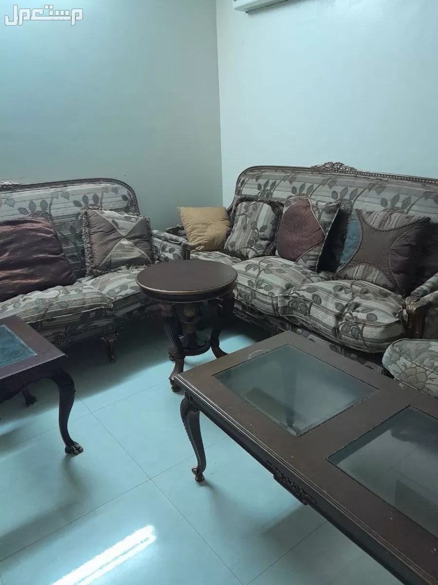 كنب ودولاب ملابس وطاولة طعام مع الكراسي وطاولات شاي بسعر 750 ريال.