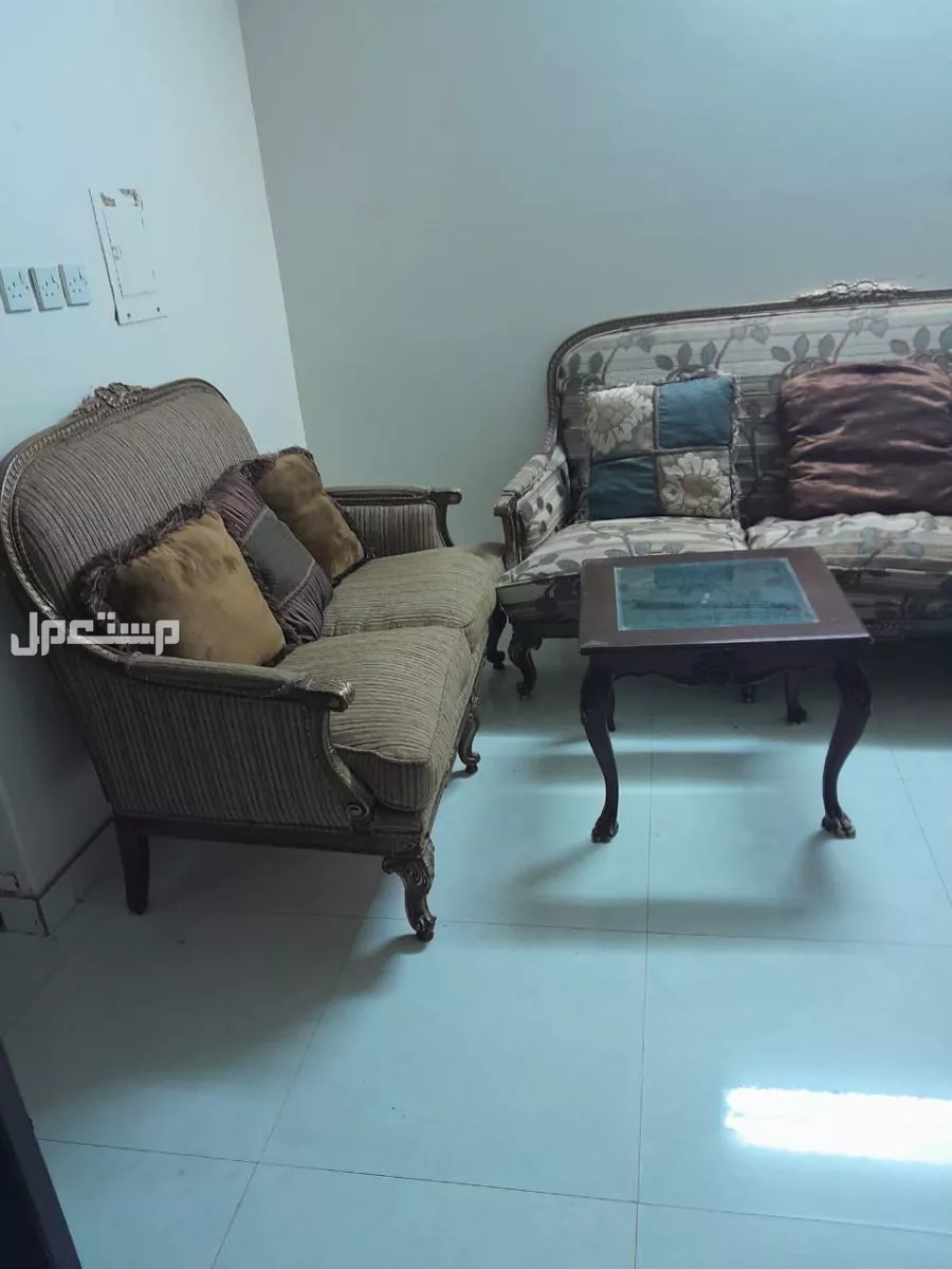 كنب ودولاب ملابس وطاولة طعام مع الكراسي وطاولات شاي بسعر 750 ريال.