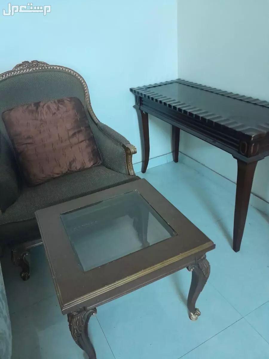 كنب ودولاب ملابس وطاولة طعام مع الكراسي وطاولات شاي بسعر 750 ريال.