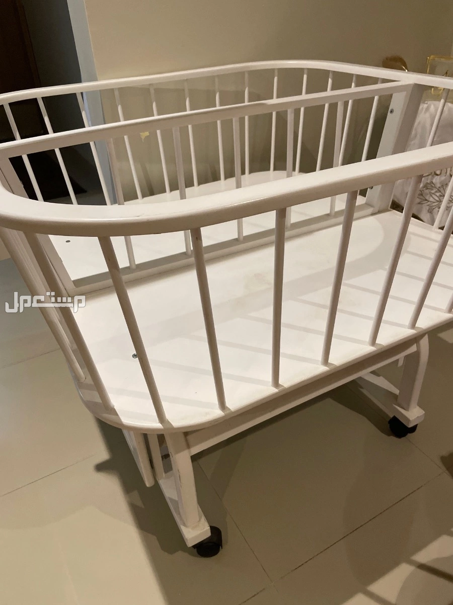 سرير توائم حديثي الولادة حتى عمر سنتين مسافة بين كل سرير وسرير وناموسية