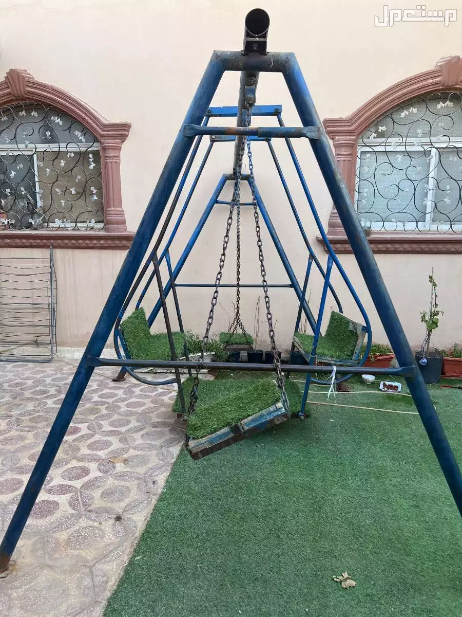 ملاهي حديد كبيره فيها كرسيين صغار و كرسي واحد كبير و كلها تتحرك حديد قوي  في الرياض بسعر 150 ملاهي نظيفه و فيها كسر واحد