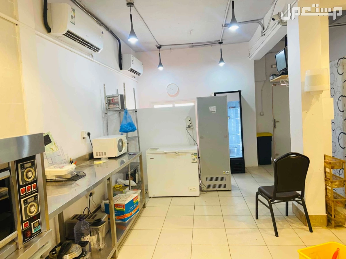 اجهزة و معدات مطعم شبة جديدة للبيع