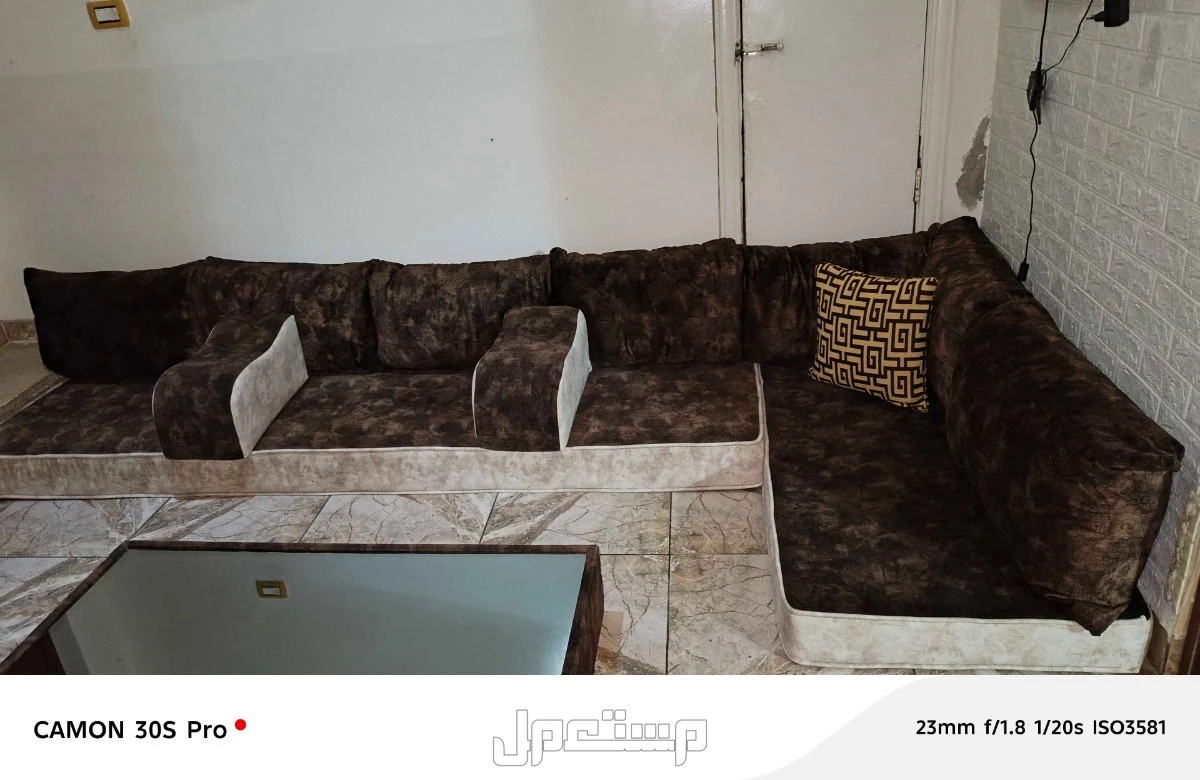 مقعد عربي للبيع مع الطاولة و الرداي و الجسر