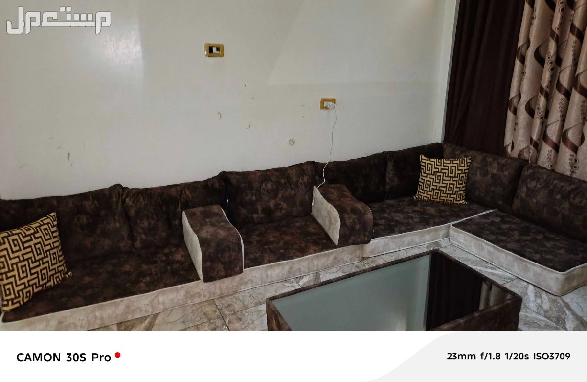 مقعد عربي للبيع مع الطاولة و الرداي و الجسر