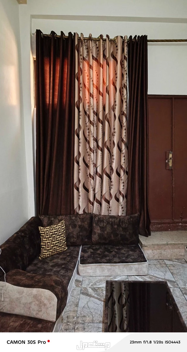 مقعد عربي للبيع مع الطاولة و الرداي و الجسر