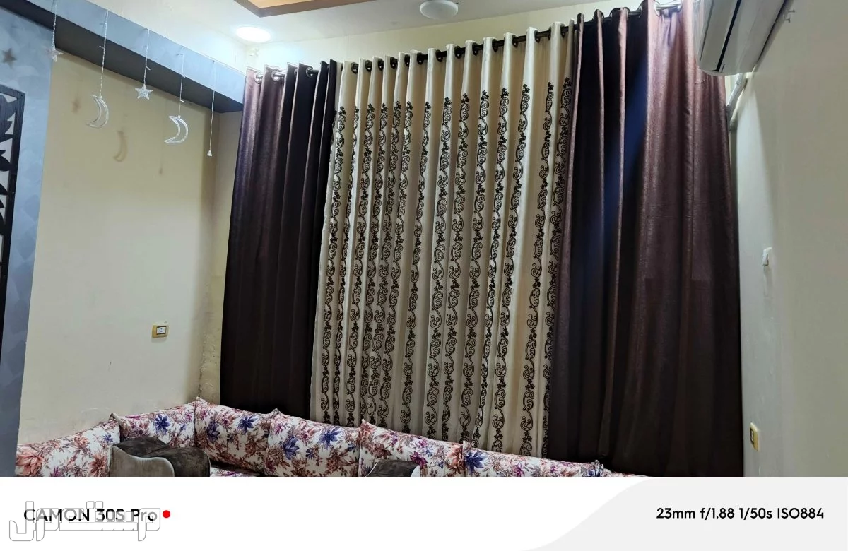 مقعد عربي للبيع مع الطاولة و الرداي و الجسر