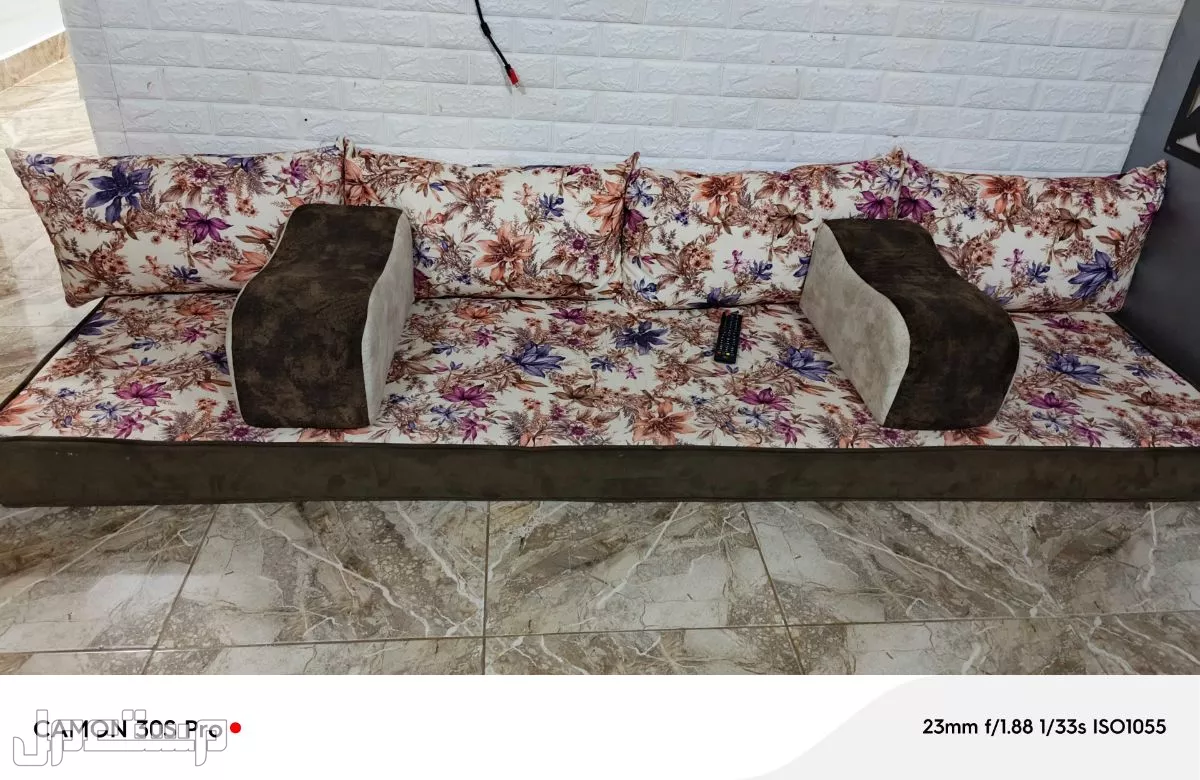 مقعد عربي للبيع مع الطاولة و الرداي و الجسر