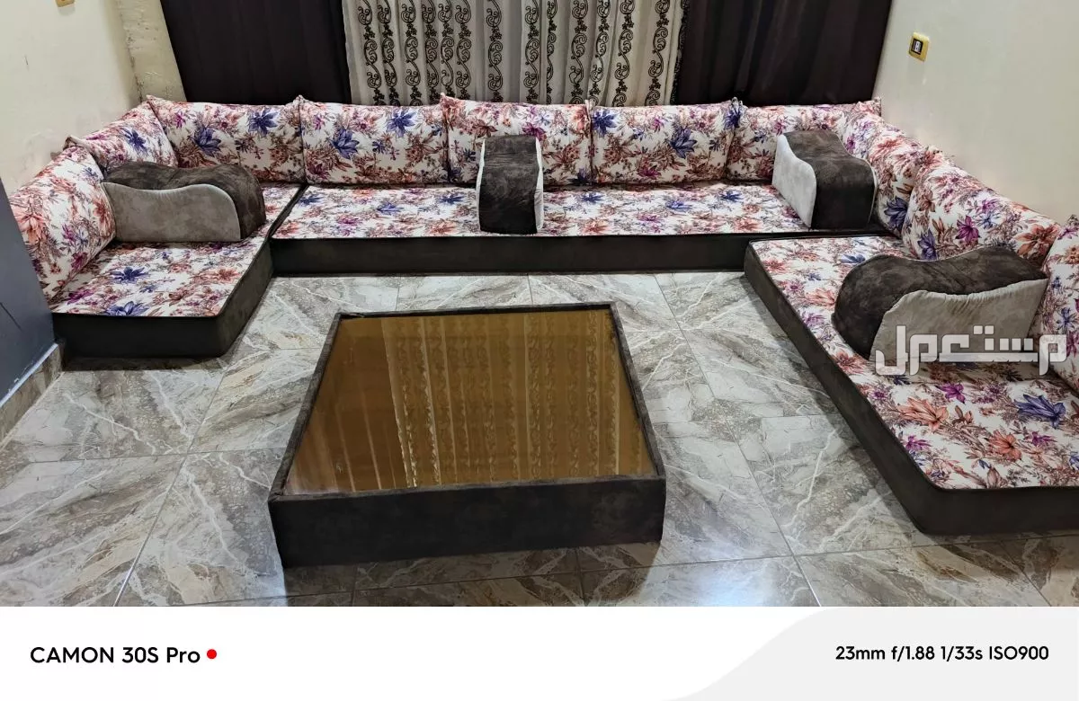 مقعد عربي للبيع مع الطاولة و الرداي و الجسر