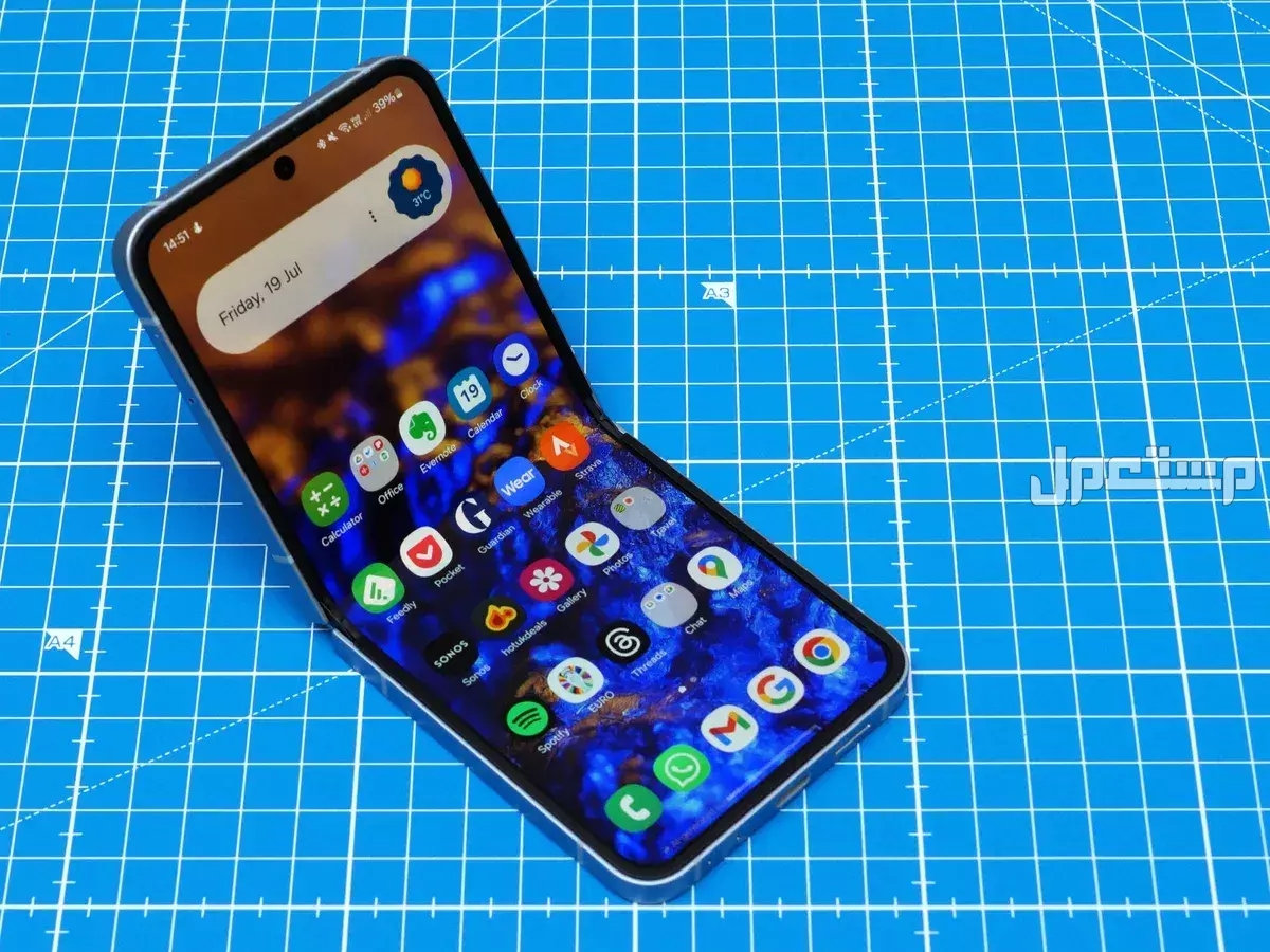 جميع هواتف سامسونج القابلة للطي 2025.. الأسعار والألوان والمواصفات Galaxy Z Flip 6