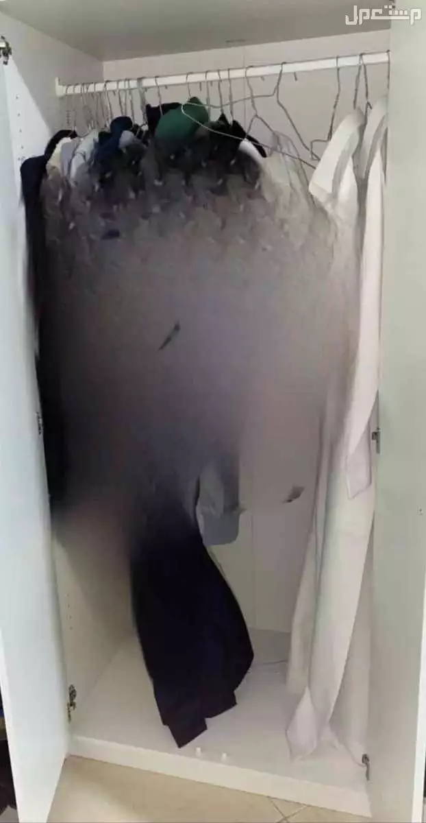 خزانة نظيفة من ايكيا  الرياض حي الروابي نظيفة وشبه جديده ومافيها كسور ولا خراب وتشيل ملابس كثير وقوية ونظيفة وجميلة شكليًا