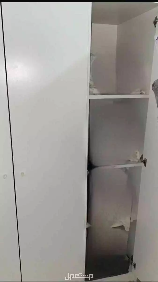 خزانة نظيفة من ايكيا  الرياض حي الروابي نظيفة وشبه جديده ومافيها كسور ولا خراب وتشيل ملابس كثير وقوية ونظيفة وجميلة شكليًا