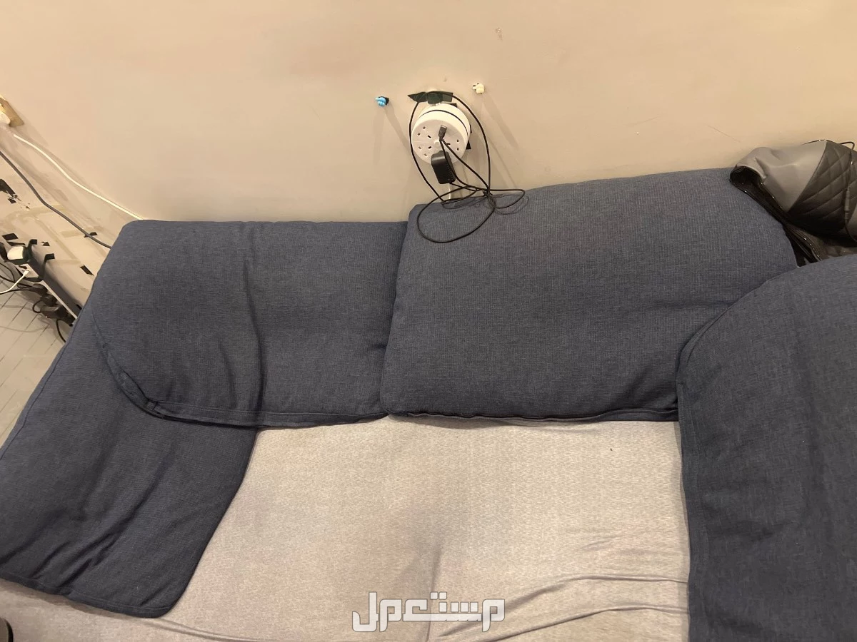 كنب من قطعتين من الريش مريحه جدا وواسعه وكبيره للبيع بسعر 500 للصامل فقط بالخبر
