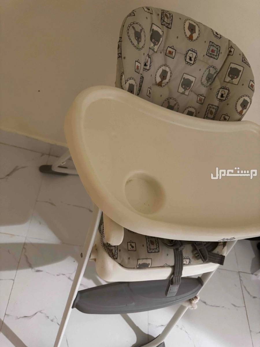 سرير أطفال جانبي ومقعد للطفل للأكل