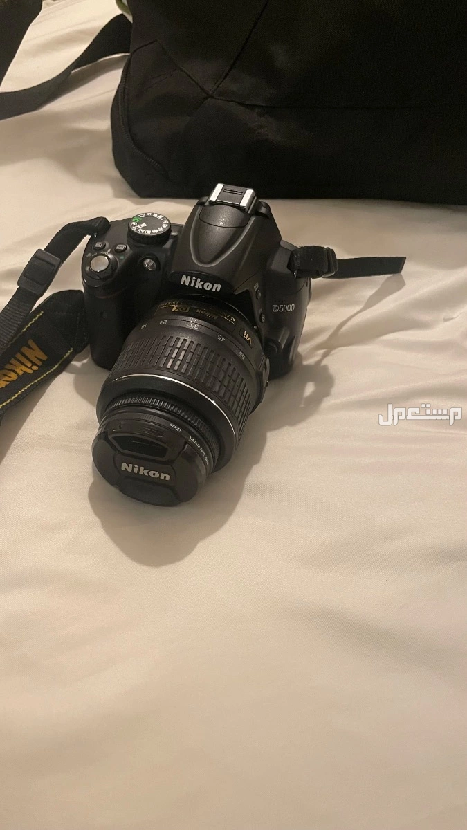 للبيع معدات تصوير احترافية بحالة نظيفة جدًا: 	•	كاميرا Nikon D5000 مع عدسة 18–55 مم