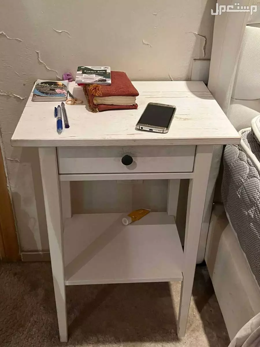 اثاث متكامل غرفة نوم مكونه من تسريحه ايكيا وكومادينه ومرايا وتسريحه صغيرة وسرير مع مرتبة 16×200 و غرفة كنب ومكتبة تلفزيون وطاولة طعام ايكيا تكفي سته اشخاص مع 4 كراسي ب 3000 ريال