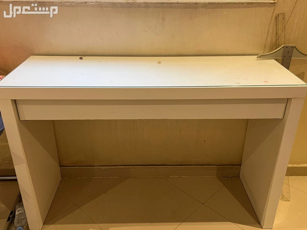 اثاث متكامل غرفة نوم مكونه من تسريحه ايكيا وكومادينه ومرايا وتسريحه صغيرة وسرير مع مرتبة 16×200 و غرفة كنب ومكتبة تلفزيون وطاولة طعام ايكيا تكفي سته اشخاص مع 4 كراسي ب 3000 ريال