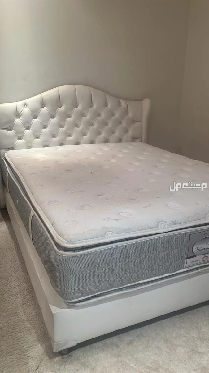 اثاث متكامل غرفة نوم مكونه من تسريحه ايكيا وكومادينه ومرايا وتسريحه صغيرة وسرير مع مرتبة 16×200 و غرفة كنب ومكتبة تلفزيون وطاولة طعام ايكيا تكفي سته اشخاص مع 4 كراسي ب 3000 ريال