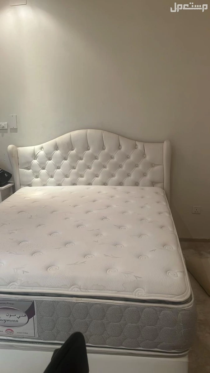 اثاث متكامل غرفة نوم مكونه من تسريحه ايكيا وكومادينه ومرايا وتسريحه صغيرة وسرير مع مرتبة 16×200 و غرفة كنب ومكتبة تلفزيون وطاولة طعام ايكيا تكفي سته اشخاص مع 4 كراسي ب 3000 ريال